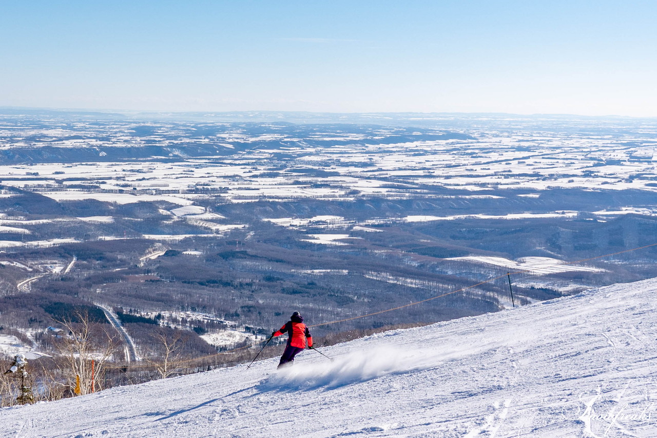 十勝サホロリゾート 快晴の空の下、極上の粉雪クルージングバーンを心ゆくまで味わう１日(*^^*)